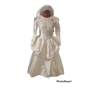 Beautiful Vintage wedding gown. Beaded bodice.